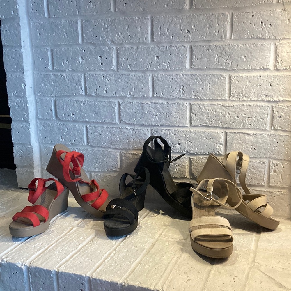 3 pairs of summer wedge sandals. Crocs comfy size 8 in black, tan & reddish pink